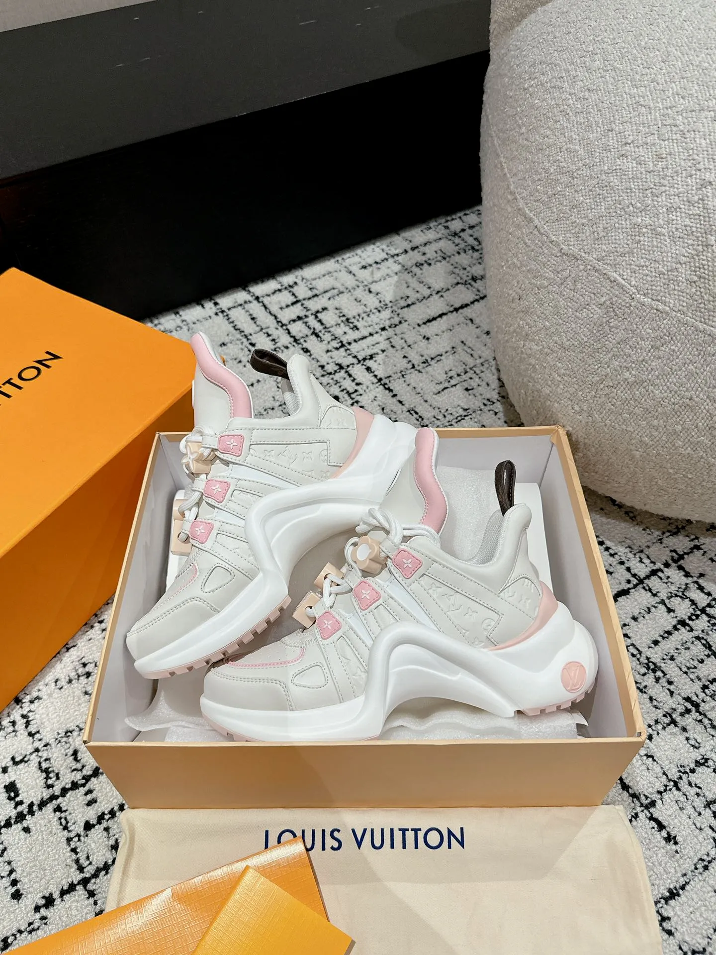 👟👟Ex-factory price 720👟👟 Top version Louis Vuiton·Louis Vuitton 24/ New Chinese Valentine's Day limited edition LV Archlight series arch sole dad shoes casual thick-soled lace-up sneakers Top version 🔝Buy the original version, develop and make goods👍🏻 This LV dad shoe features an eye-catching wavy sole and large tongue. It is equipped with a sporty super-elastic running shoe style rubber outsole, which is very eye-catching. It is also combined with a soft and elastic upper made of a variety of high-tech fabrics, making the upper foot comfortable and soft! ...